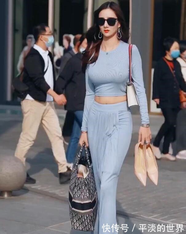 长袖 苗条女孩的个性穿搭,露脐长袖+蓝色长裤,高雅又调皮!