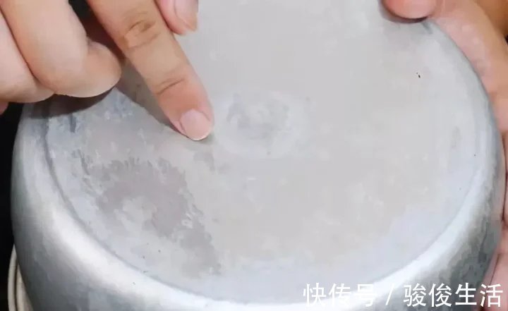 不管电饭锅内胆多黄多脏,教你一招,顽固污垢一擦就掉,省时省力