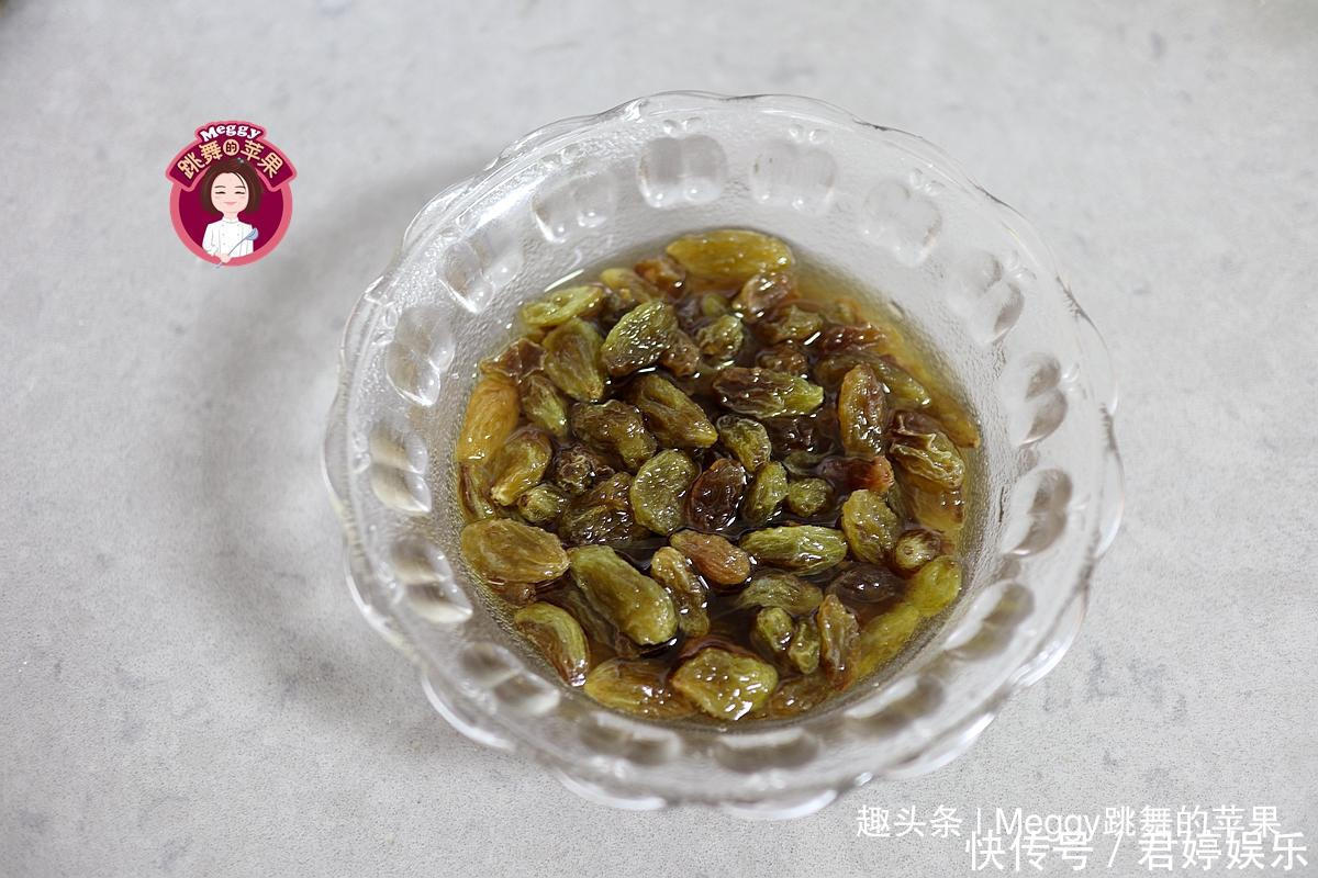 柔软香甜的小面包,加1把果干,儿子特爱吃,外面根本买不到