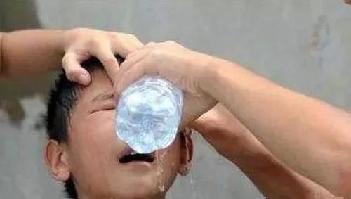 妈妈|8岁男孩误吞“干燥剂”,机智妈妈一招救了孩子,医生直夸有文化