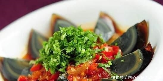 切皮蛋容易沾刀?大厨教你一招,不粘连不散花,切得完整又好看