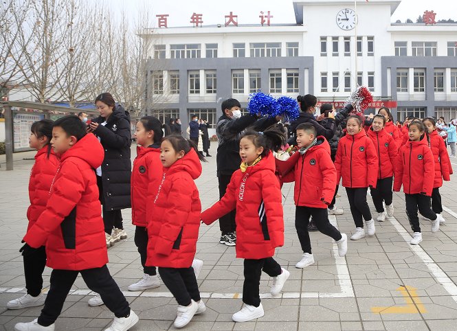 ?马兰花合唱团返场 歌声再亮鸟巢|精彩冬奥 | 孩子们