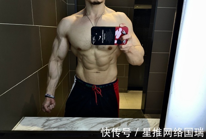 健身房|麒麟臂健壮如腿,胸肌咄咄逼人,啤酒火锅没在身上留一点痕迹!