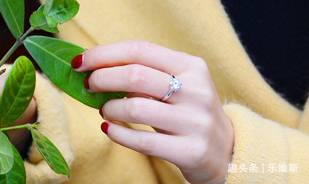 中指|戒指戴法的意义是什么左右手戴戒指有什么含义