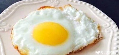 荷包蛋|荷包蛋总是煎不好?教你一招,煎出来的鸡蛋又圆又嫩,还不粘锅!