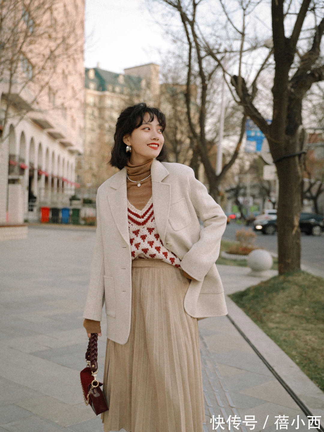 大衣 “短大衣”是时髦女生的冬日必备,配半身裙、裤子优雅时髦又高级