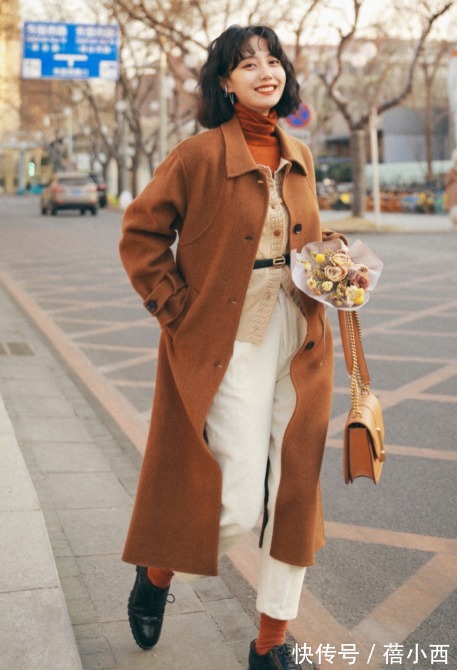 时髦 秋末冬初怎么穿才时髦?换上“大衣+九分裤”,高级感扑面而来