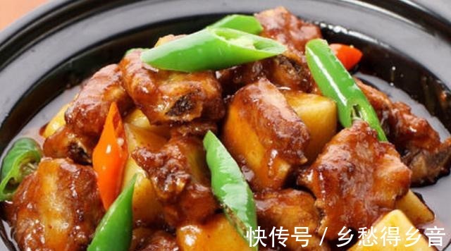 青红菜椒|排骨这样做真美味,搭配萝卜干焖着吃,鲜嫩又营养,家人都爱吃!