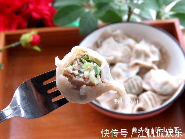 包饺子|包饺子这两种蔬菜一起放,皮薄馅鲜,一口下去满口香,太好吃了