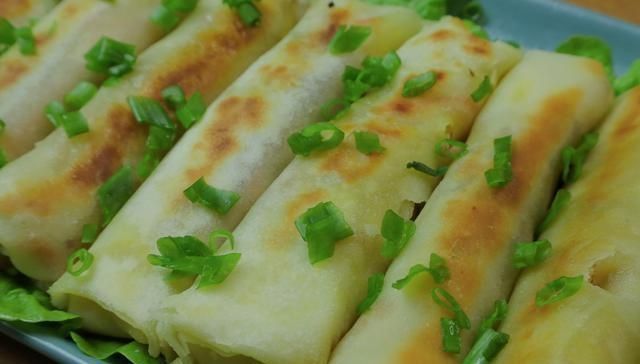 饺子皮别包饺子了,试试这种特色做法,一卷一烙,出锅被抢光