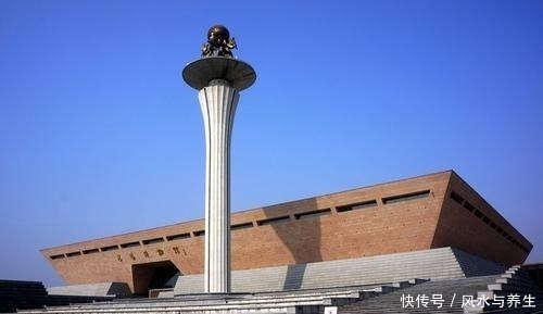  被盗古墓中无人问津的玉器，专家发现后认定为国宝文物