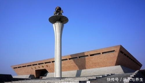 被盗古墓中无人问津的玉器,专家发现后认定为国宝文物