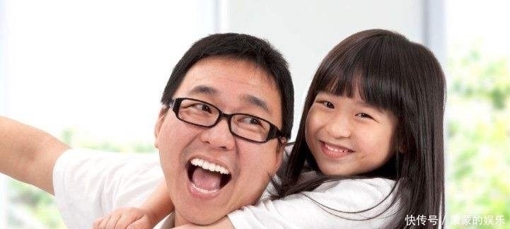 女儿|爸爸去接女儿放学,故意抱错小孩假装回家,女儿的做法太解气了