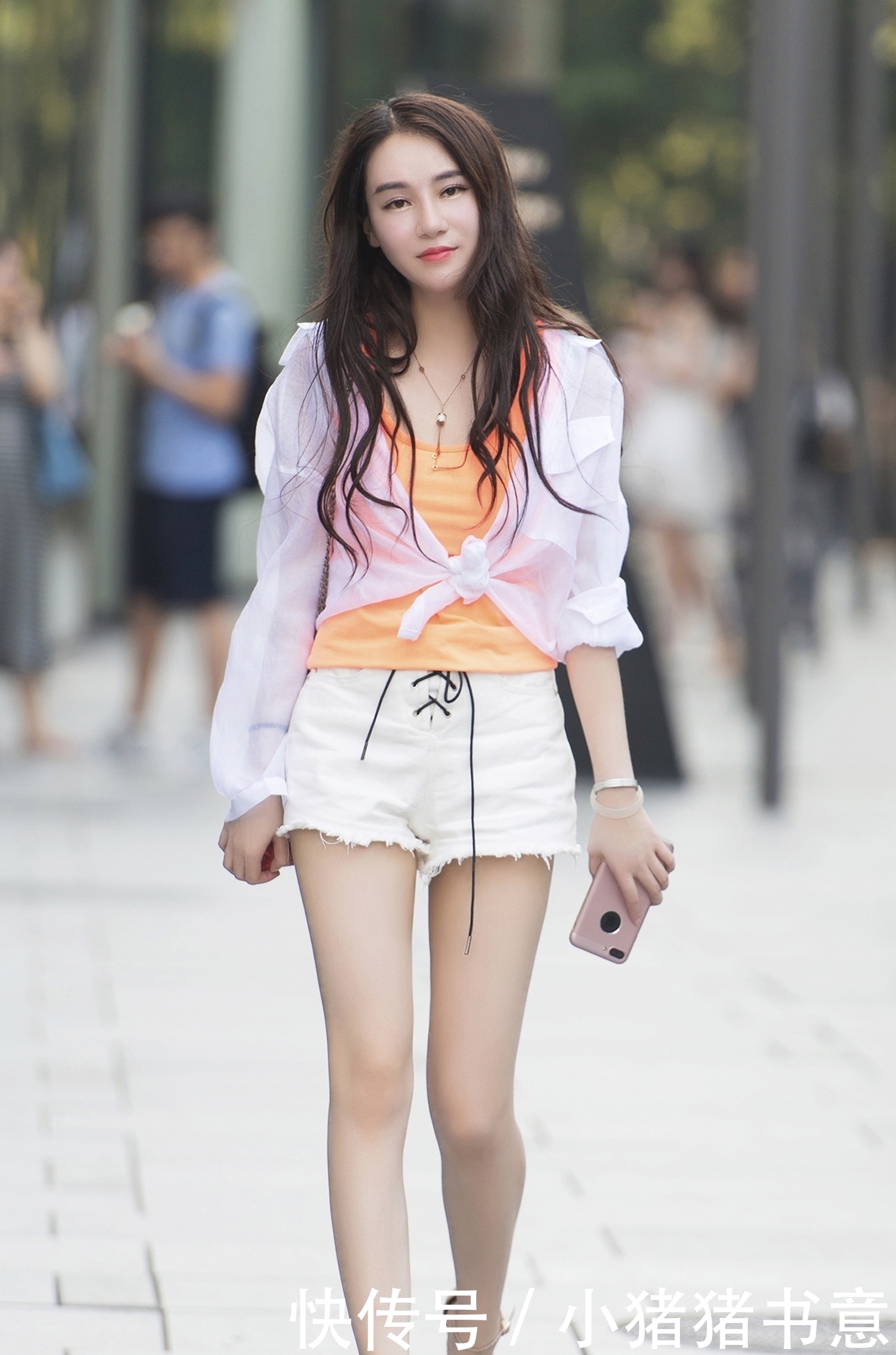 初春时节，美女选择短裤搭配高跟凉鞋，轻轻松松就打造一双大长腿