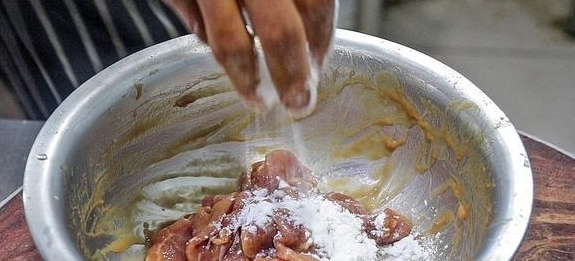 水煮肉片怎样做才好吃大厨教你小技巧，肉片滑嫩鲜香，开胃下饭