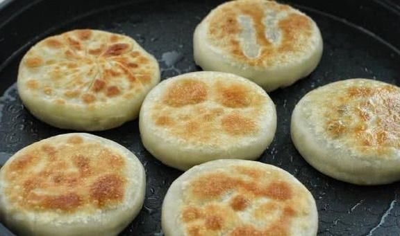 大锅|烫面豆沙饼无需发面,外焦里嫩,香甜可口,每次做一大锅都不够吃