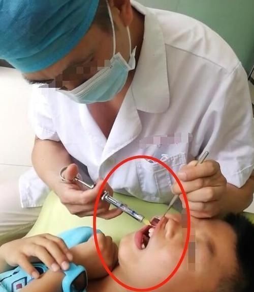 乳牙|8岁男童长出“双排牙”,被拔掉时疼哭了,得知原因后奶奶崩溃