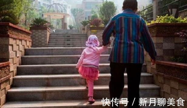 表姐|双胞胎女儿,一个乡下奶奶带一个宝妈带,4年后再相聚差距明显