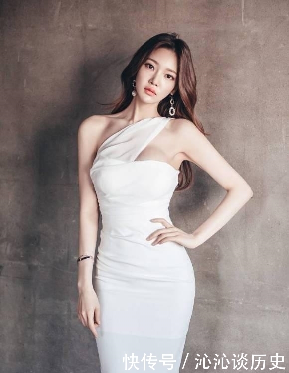 简单|朴正允纯白斜肩连衣裙,简单大方又不失高贵气质