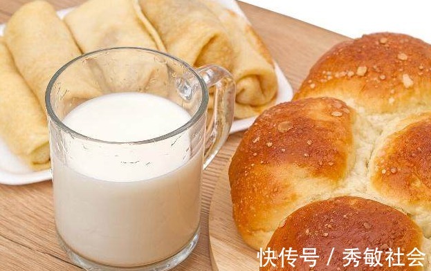 牛奶|刚知道牛奶不能乱喝，谨记3个“黄金期”，喝对营养吸收好，实用