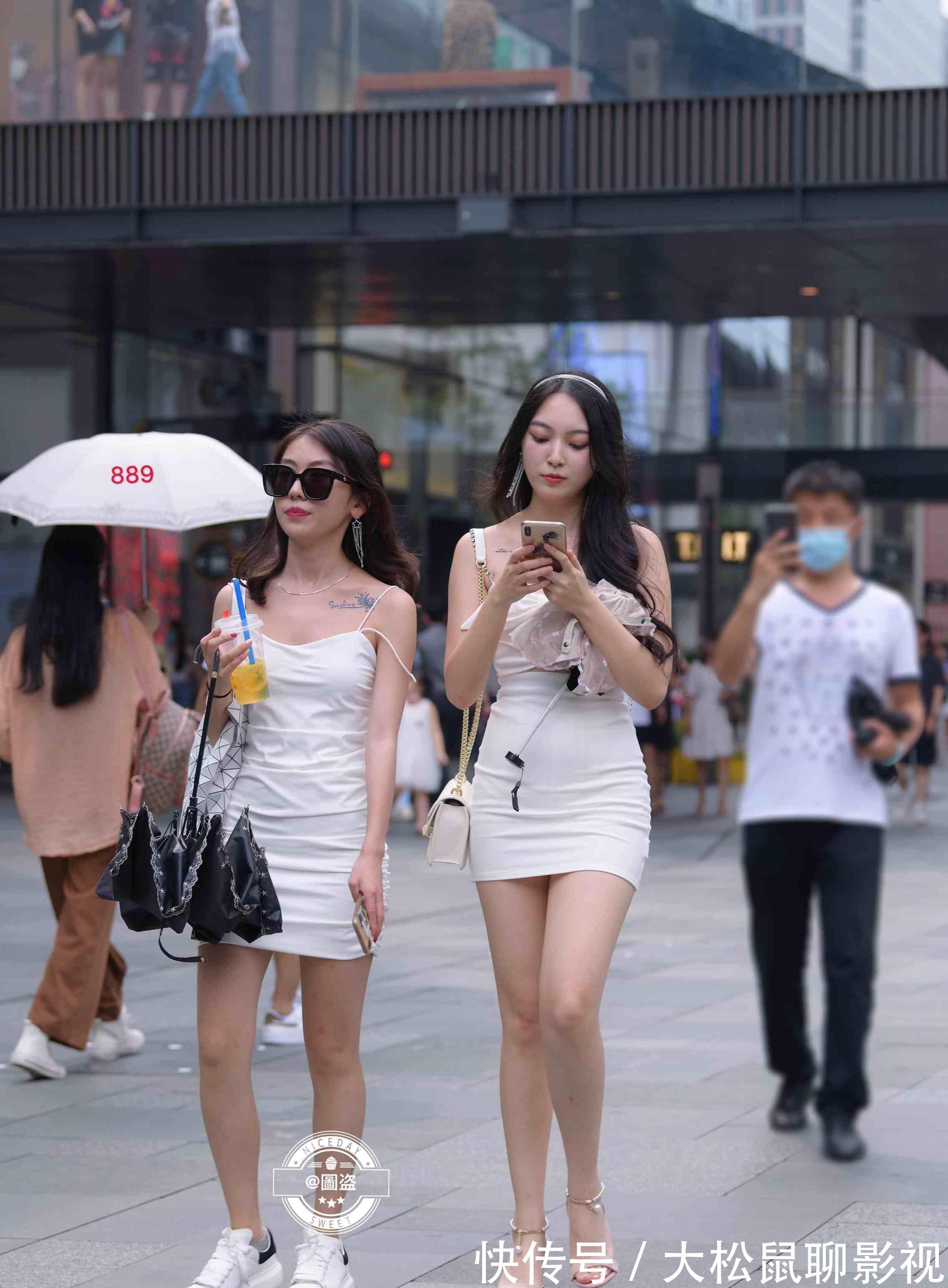 街拍|身形修长的连衣裙美女，有设计感的才时髦好看，真佩服她