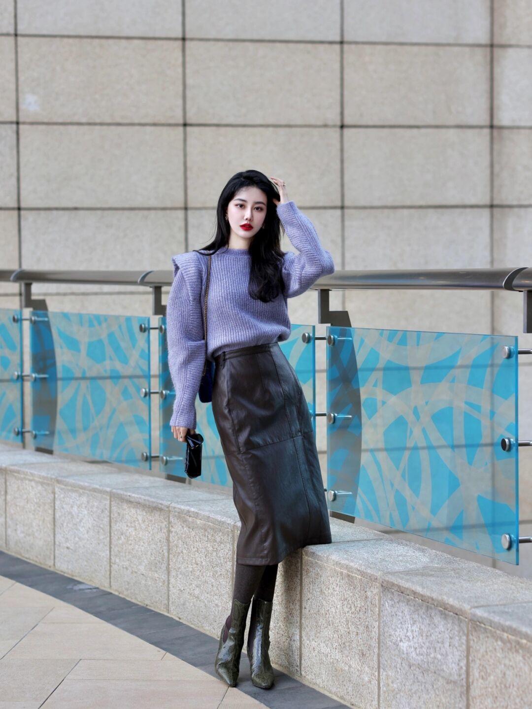 子女生 冬天毛衣怎样搭配出时尚感!紫色毛衣搭配皮裙,高级又不失个性!