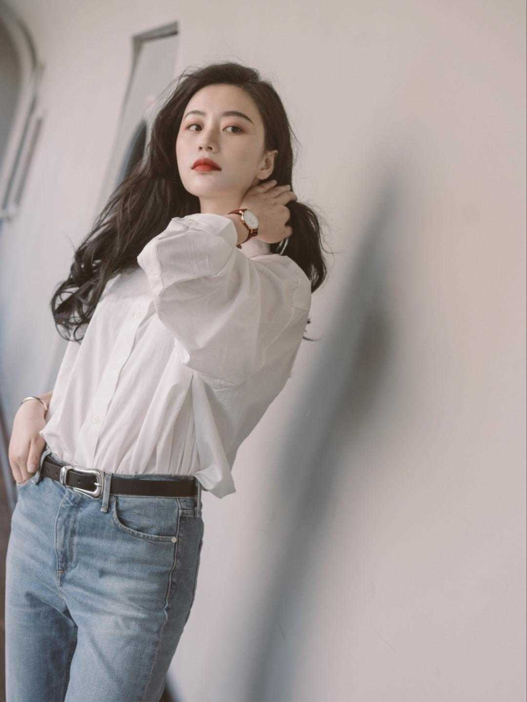 衬衫搭配|春天穿衣别再盲目跟风了!白衬衫+牛仔裤是今年顶流,简单大气