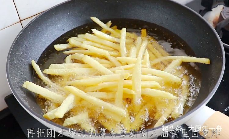 炸薯条的家常做法，3个土豆1碗淀粉，外酥里脆，比肯德基的还好吃