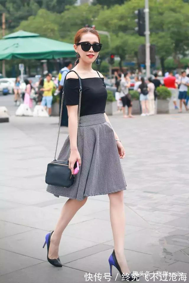 高跟凉鞋 美女脚上搭配上一双黑色的尖头高跟鞋,凸显出时尚的气息