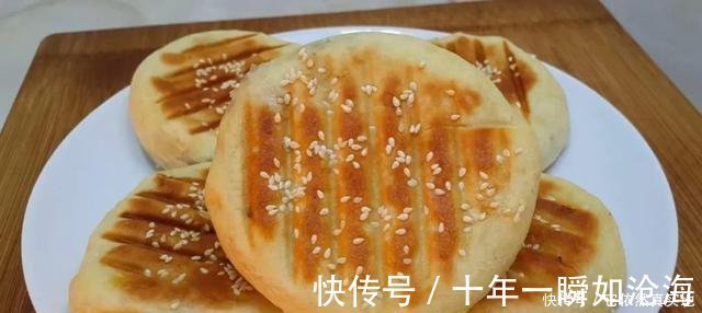 创意|1斤红豆,3勺面粉,擀一擀烙一烙,做出创意烧饼,比面包香甜好吃!