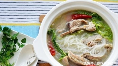 美食优选:水煮辣椒、香菜拌豆腐、抹茶版青团、羊排白菜粉丝汤