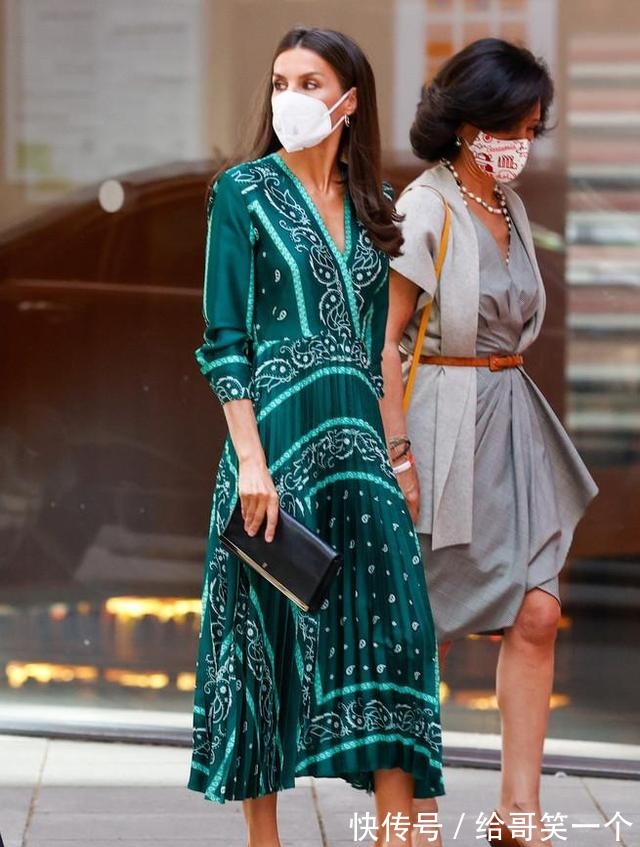 绿野裙 莱后也有私心丨出席活动五度垂青绿野裙,网友高跟鞋才是挚爱款!