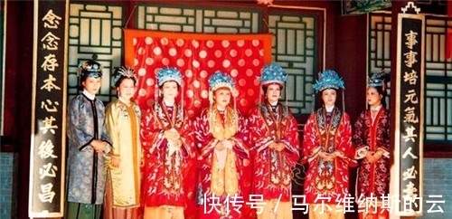 尤氏&《红楼梦》里最接地气的诰命夫人,吃下人的米饭,用丫鬟的脂粉!