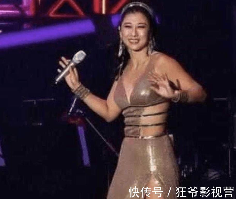 玻尿酸|一代天后坚持演出,一脸玻尿酸出镜,网友:身材走形就别穿这种衣服