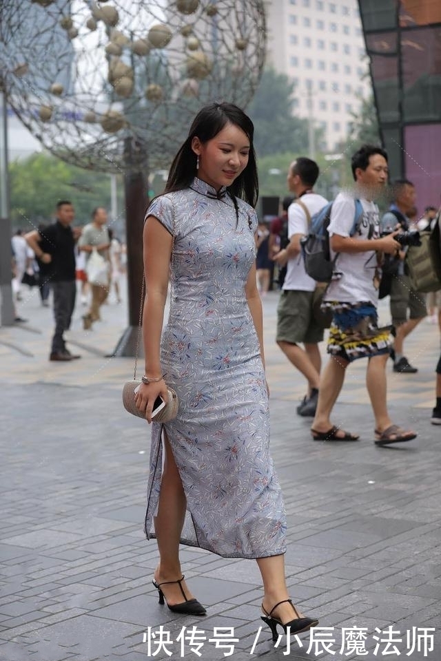 路人街拍,靓女穿银灰色的一字带穆勒鞋,满满的甜美风