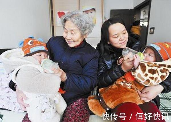 老二|双胞胎宝宝,老大乡下奶奶带,老二自己带,5年后反差大到不敢认