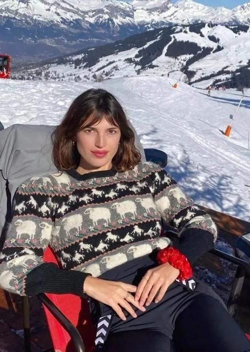 ?别只会穿黑白灰，学习刘雯的“彩色”穿搭技巧，好看又显高级