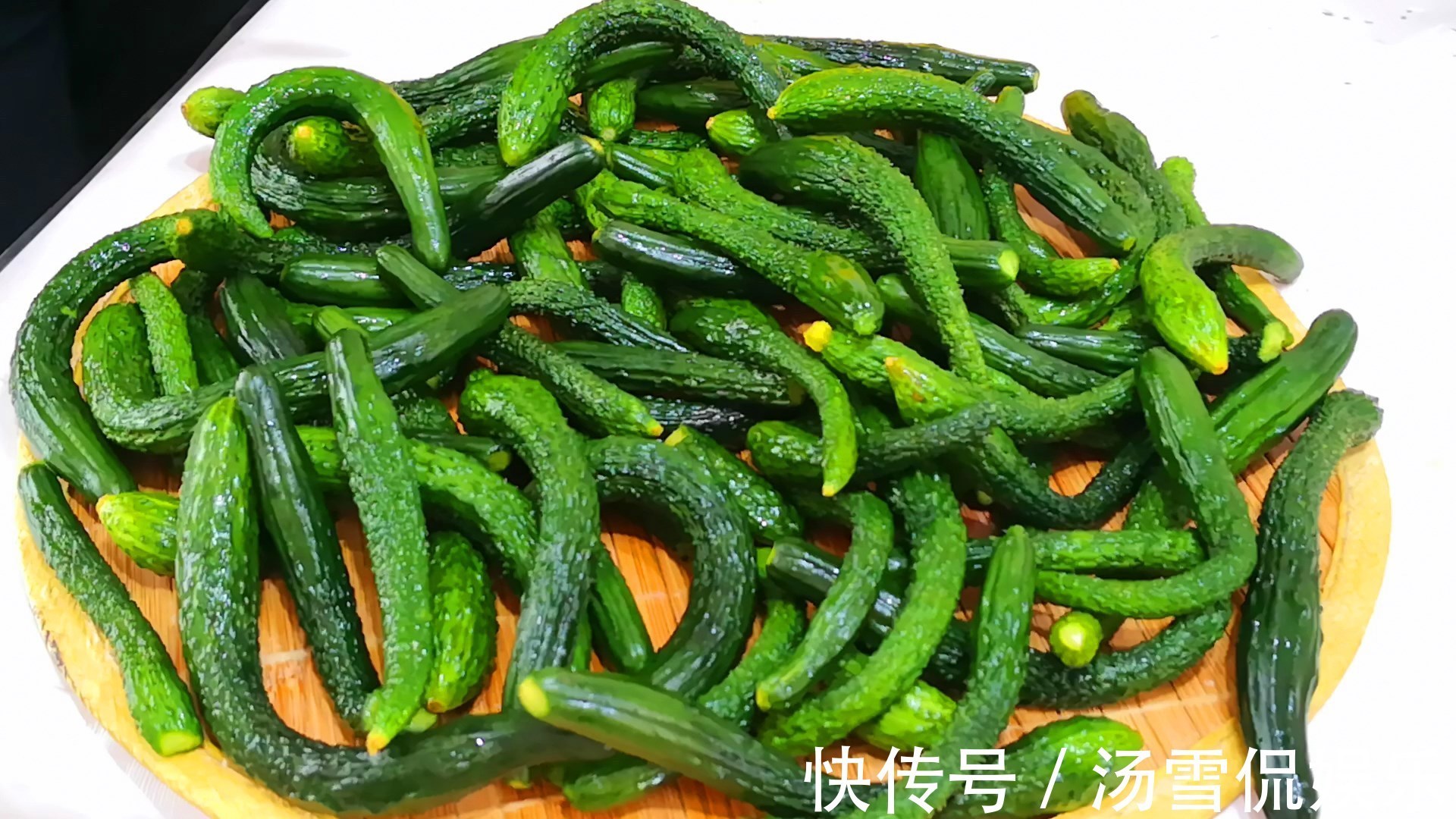 阳台上|腌黄瓜时,只会加盐就外行了,多加1味调料,又脆又绿格外香!