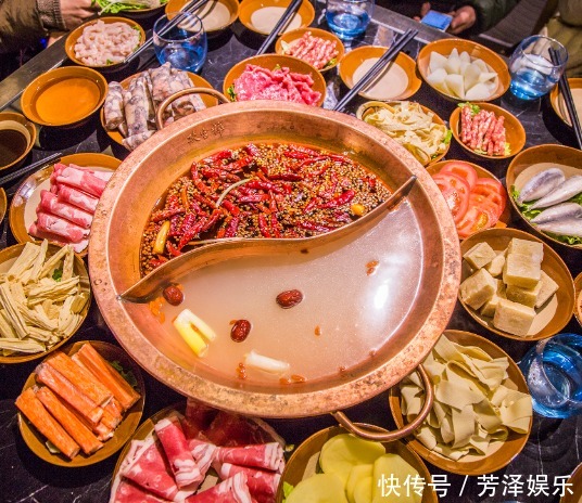 吃火锅时,会吃的人都必点这6道菜,店员名副其实的吃货