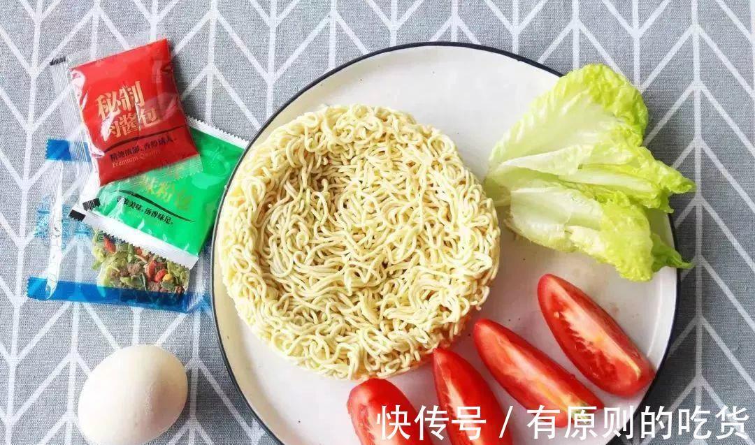 顺序|煮泡面时,先放料包还是面饼?顺序做不对,难怪油水大还不好吃