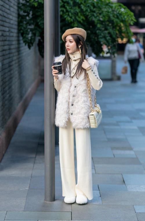 装扮的休闲一点，好看靓丽又自然，轻松彰显气质美