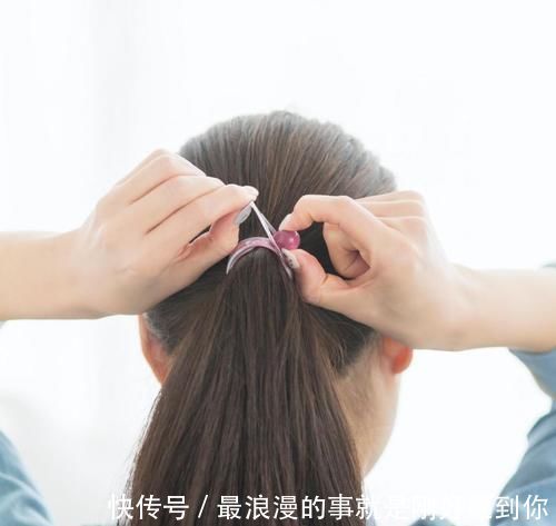 太紧|女生晚上睡觉,到底是该扎着头发还是散着头发?