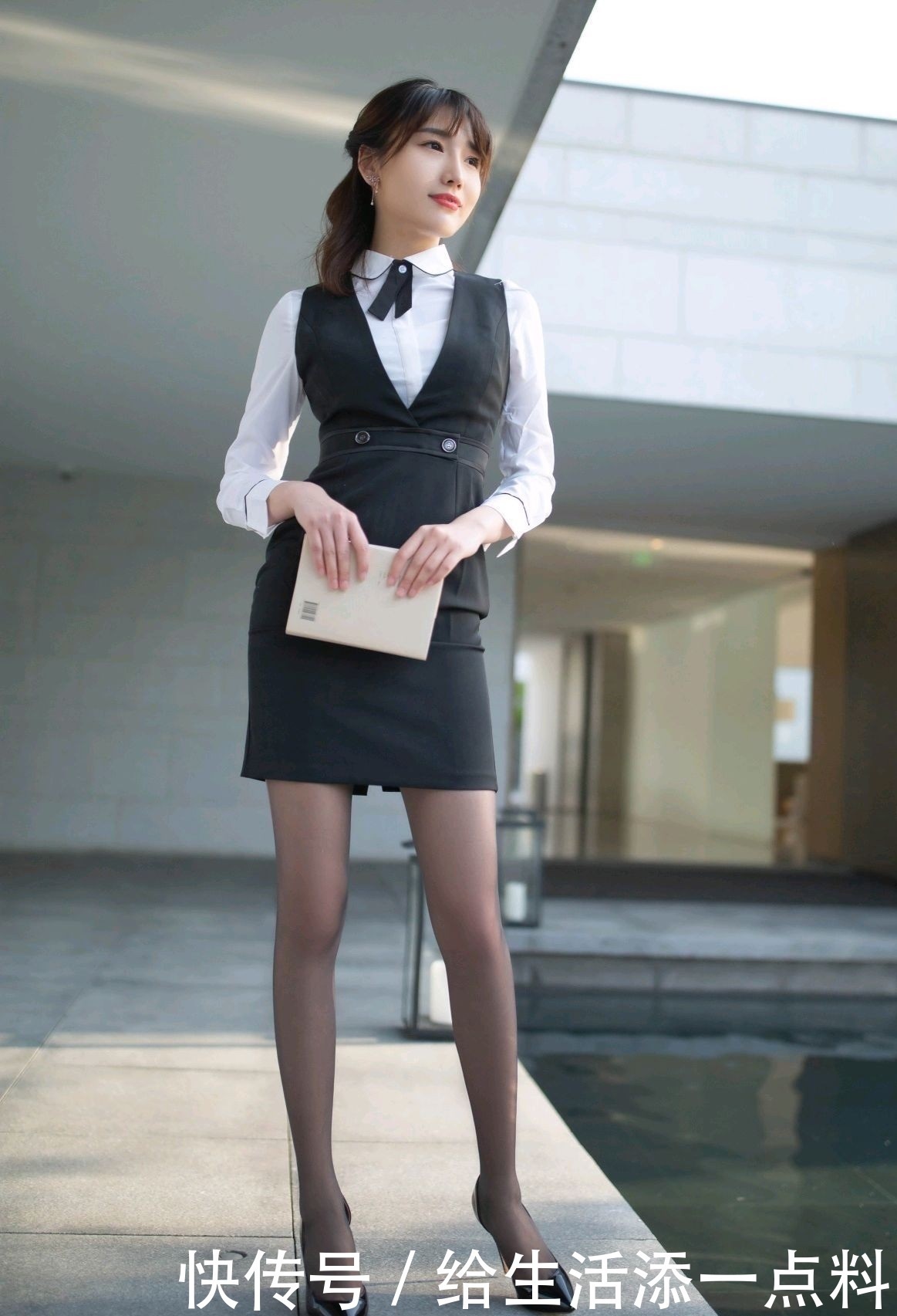 白色衬衫|上班族气质穿搭:靓丽美女白色衬衫搭配黑色马甲裙时尚有气质