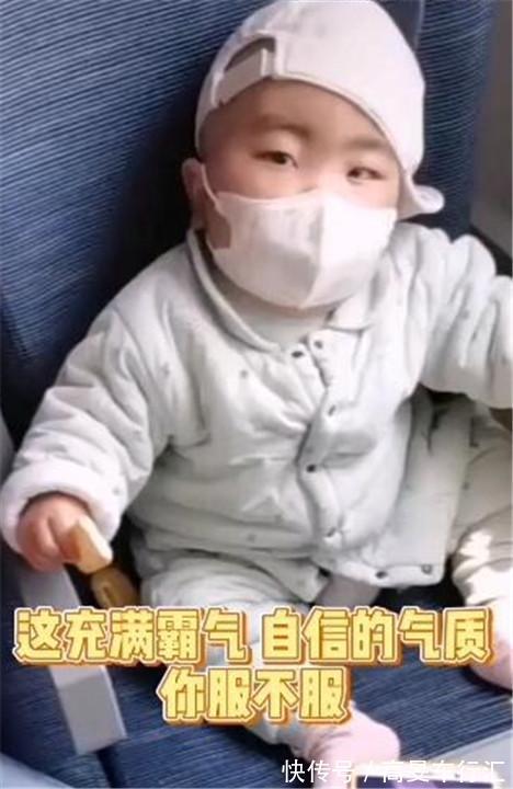 戴口罩|“最惜命宝宝”高铁上吃饼干火了,熟练的操作背后是无尽的心酸