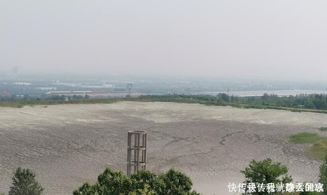 黑铁山东麓有个干涸的水库，不知做什么用只剩芦苇在风中摇曳