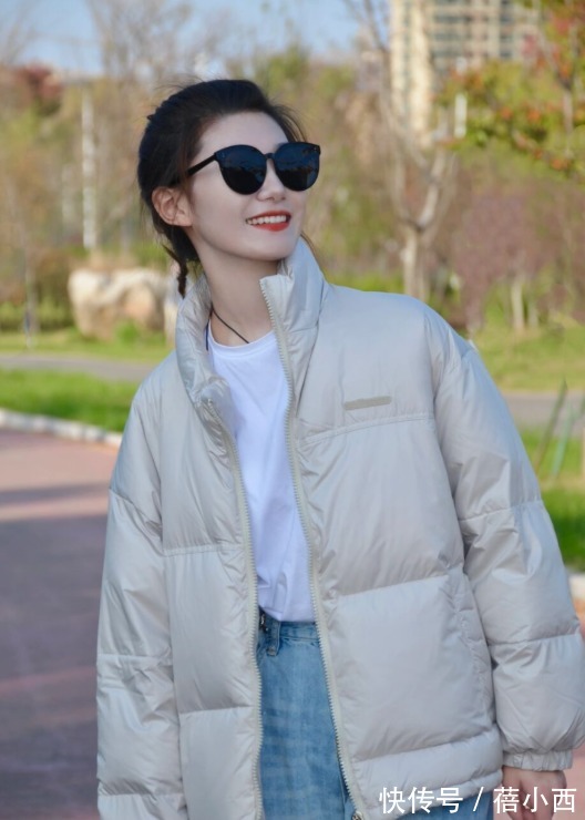 牛仔裤|“羽绒服+牛仔裤”=秋冬洋气搭配,兼具时髦和保暖,太高级了!