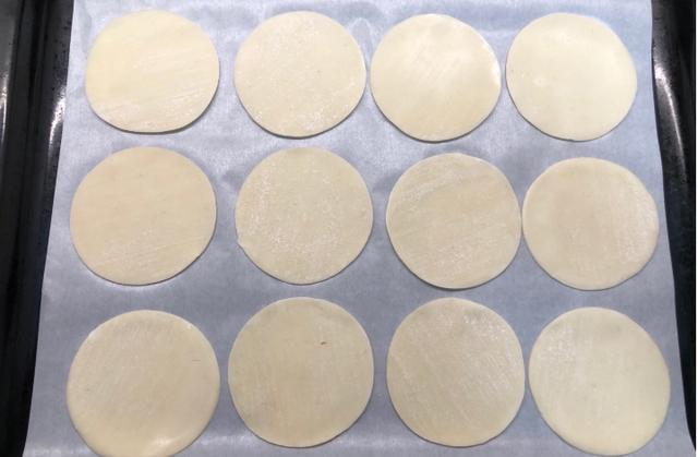 饺子皮这样做，比薯片好吃，嘎嘣脆，做一盘端上桌就被抢光