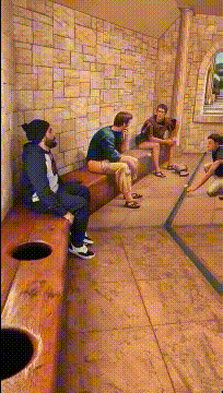 |搞笑GIF:咱也不知道这是哪的厕所,只感觉有点尴尬