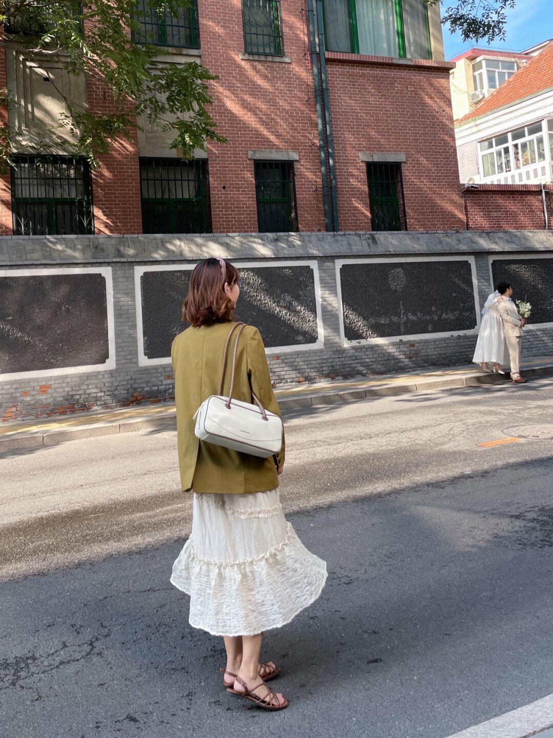 小个子|秋天就应该穿得洋气,绿色衬衫+牛仔背带裤优雅大方,超好看