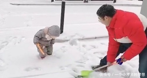 铲子|奶爸“以大欺小”式带娃玩雪火了,娃这个糟老头子坏得很